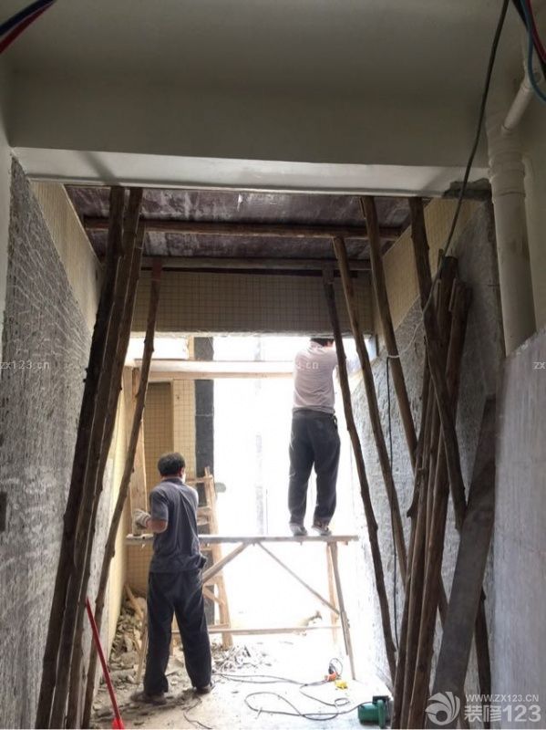 中央空调的工人进场安装布管，入户花园倒楼板阔出去，包管砌墙依旧进行中。