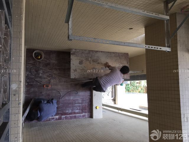 中央空调的工人进场安装布管，入户花园倒楼板阔出去，包管砌墙依旧进行中。