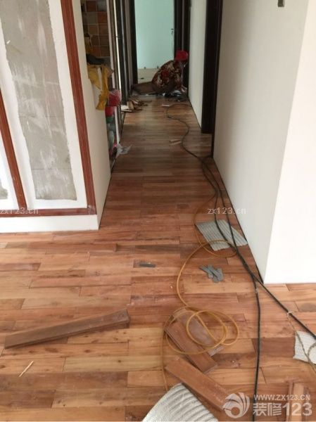 木地板安装，地面不平，龙骨打好多…不过，完成后的效果还是挺好的！