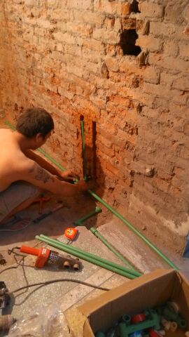 铺设水管，厨房出来水管不直，工头说旁边有坑，需要有位置拌水泥，所以饶了。<br>
