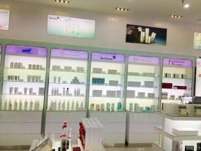 经典小型化妆品店白色墙面装修效果图片