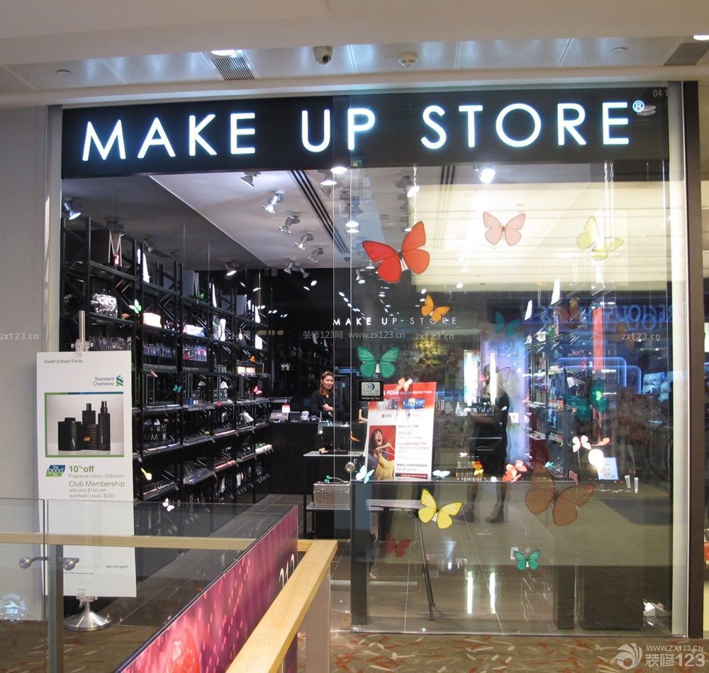 經(jīng)典化妝品店門頭落地玻璃窗裝修圖欣賞
