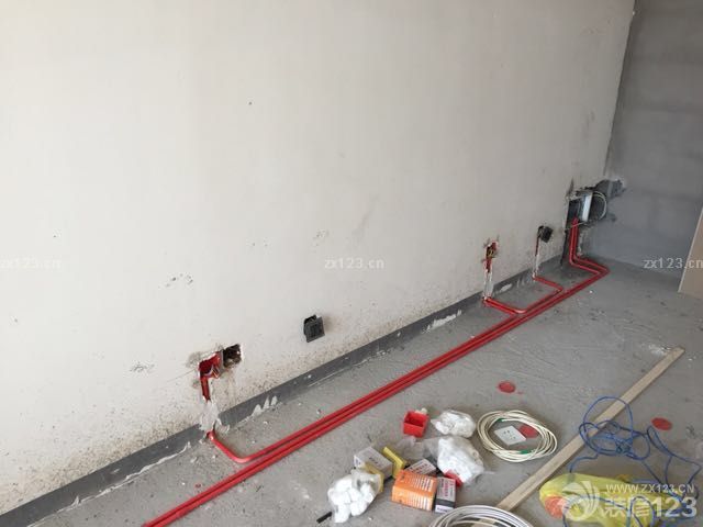 将一些可以砸掉的墙弄掉，添加一些新的墙后，就是水电改造了。
