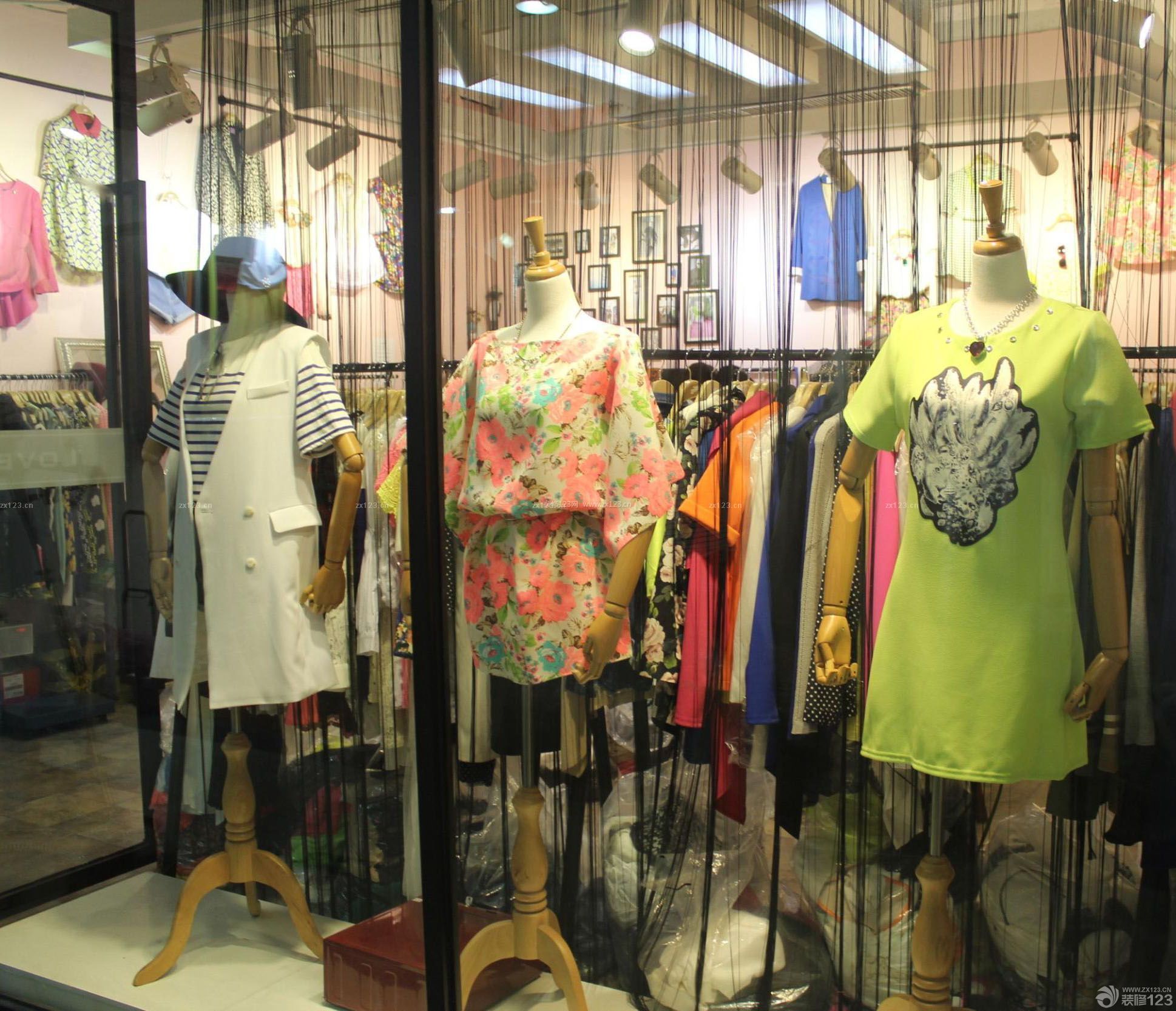 韩国服装店橱窗装修效果图图片