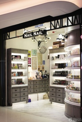 传统化妆品店面门头产品展示柜装修实景图