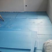 今天开始铺地板，在九星市场选的阿斯特拉实木复合地板，由于客厅比厨卫低了3公分，所以加了2公分的地垫，在地垫上还加了层地膜，铺完后的脚感还是不错的，安装师傅也不错，总共46平米一天就完工。
