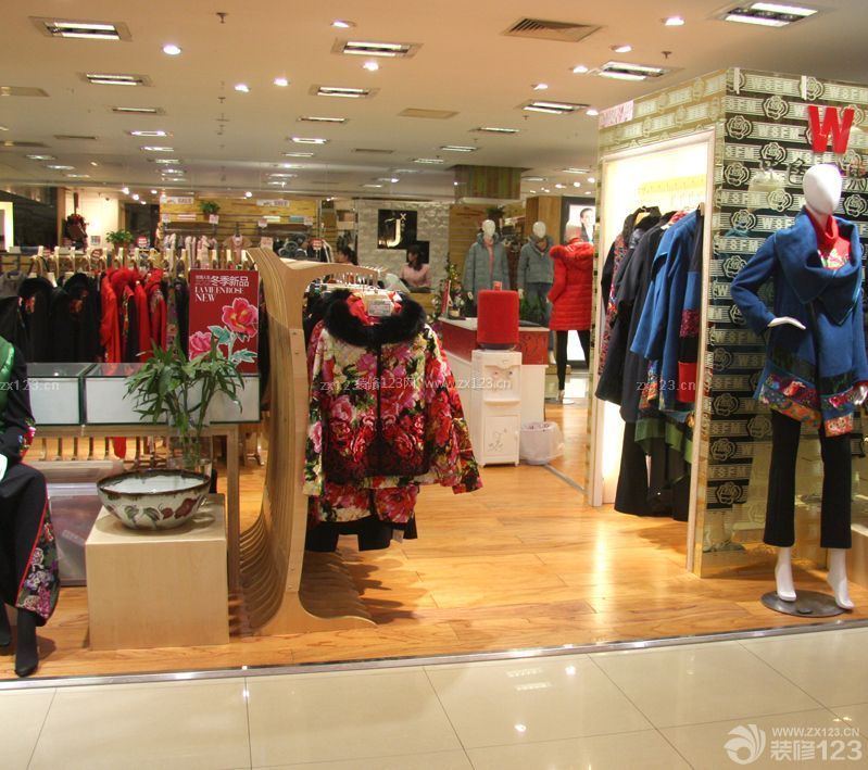 大型服裝店淺色木地板裝修圖片