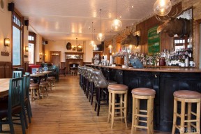 传统复古酒吧高凳装修效果图片