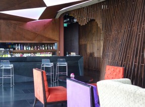 个性小型酒吧设计黑色地砖装修效果图片