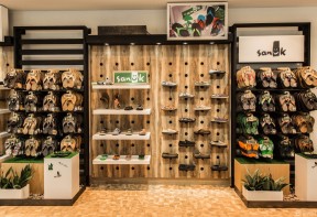 鞋店裝修設(shè)計(jì)效果圖 木質(zhì)背景墻裝修效果圖片