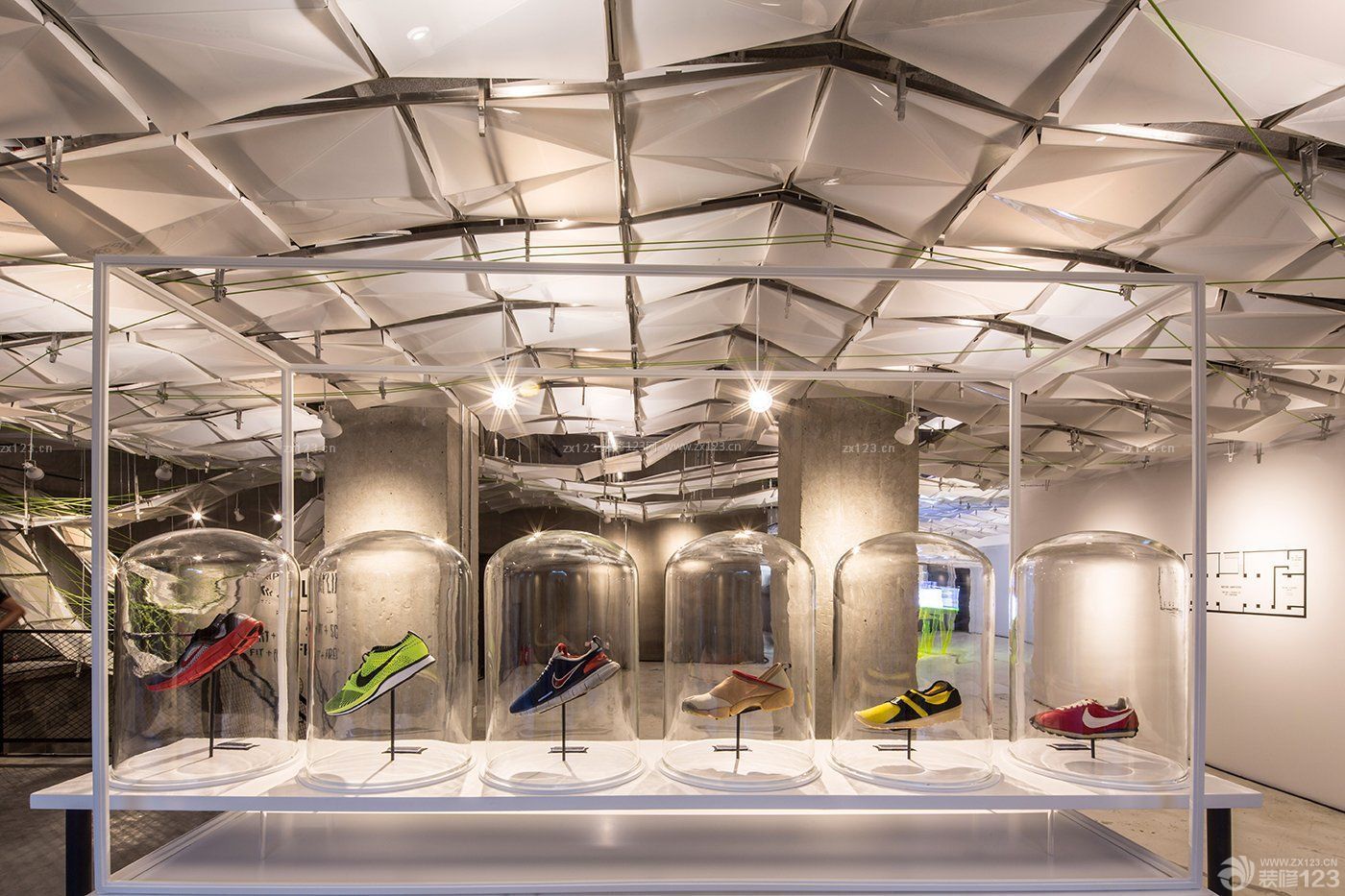 运动鞋店吊顶造型装修图片