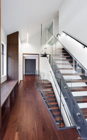 现代公司楼梯间设计 深棕色地板装修效果图