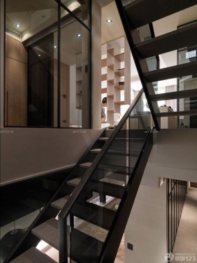 现代公司楼梯间设计 玻璃隔断墙