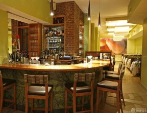 温馨小酒吧木质吧台装修效果图片