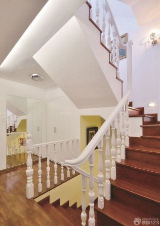 跃层欧式家居室内楼梯扶手装修效果图