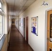 学校走廊深棕色木地板装修效果图片