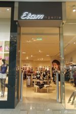 商場內(nèi)衣店吊頂圓燈燈泡裝修效果圖