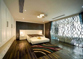 泰式卧室装修效果图 深褐色木地板装修效果图片