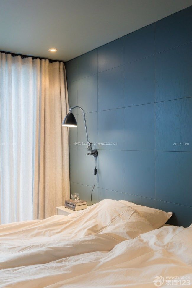 卧室深蓝色墙壁装潢设计