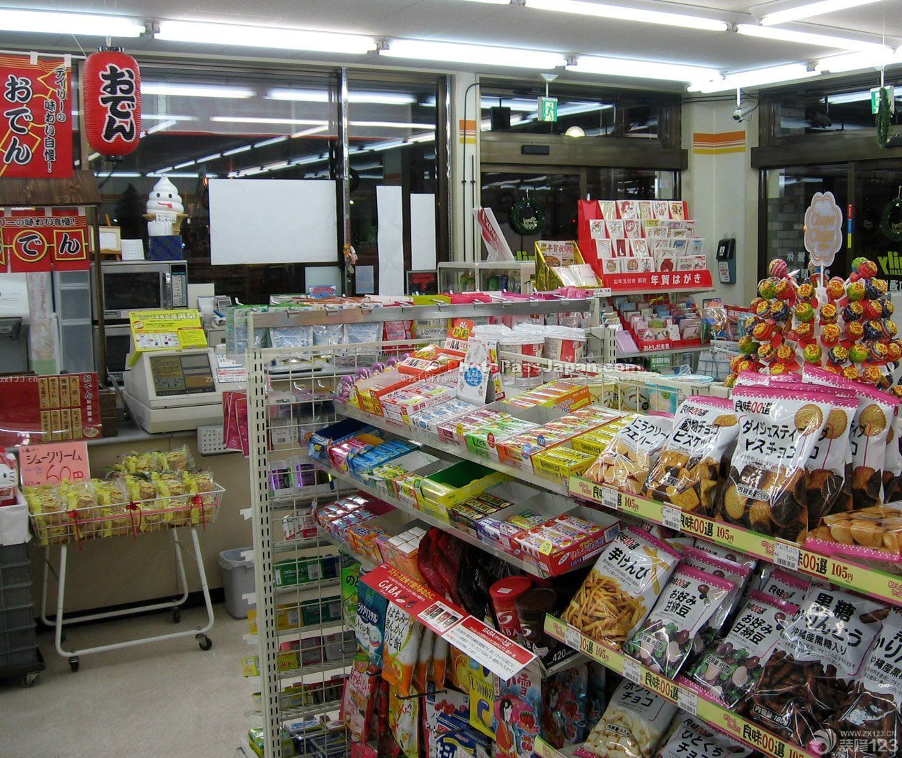 最新國(guó)外小型現(xiàn)代便利店貨架裝修效果圖