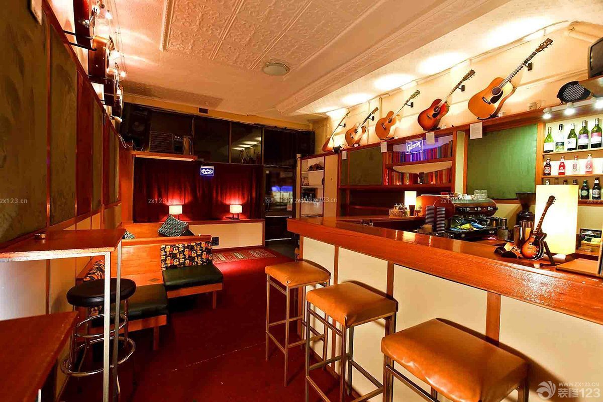 温馨咖啡厅酒吧木质吧台装修效果图片