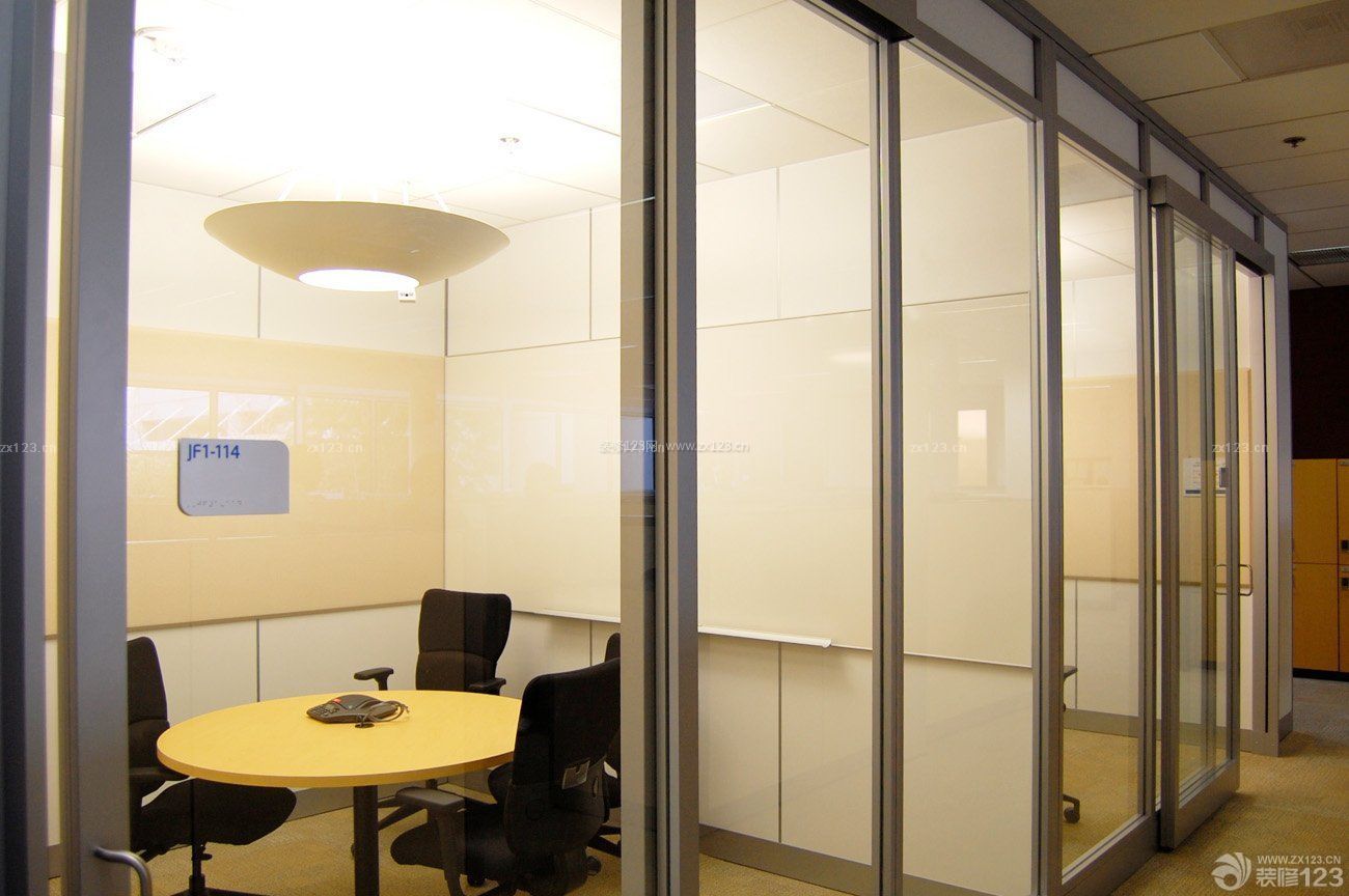 小型会议室玻璃隔断效果图
