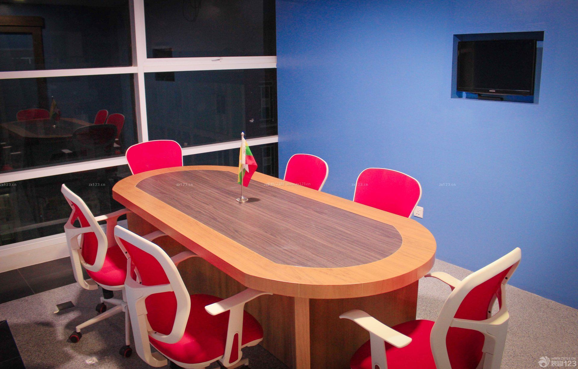 小型会议室蓝色墙面装修效果图片