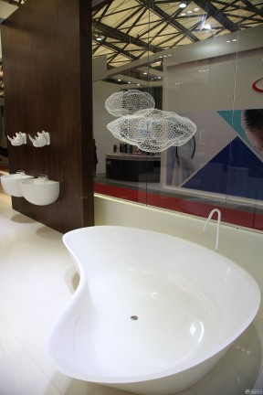 卫浴展厅效果图 白色浴缸装修效果图片