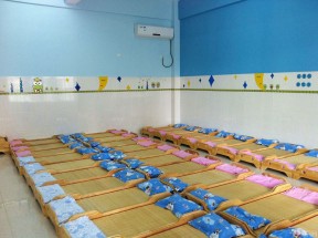 幼儿园简单室内床铺摆放设计装修图