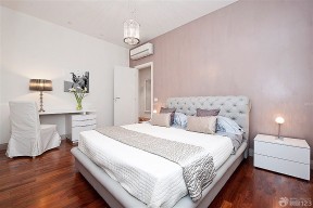 小型卧室设计 深棕色木地板装修效果图片