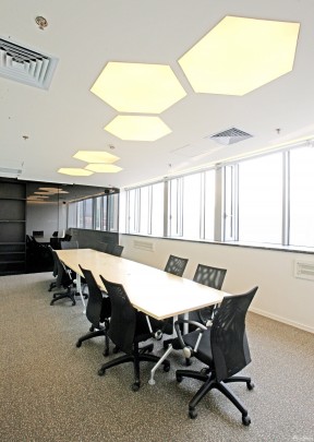 清新的会议室吊顶效果图 不做吊顶装修效果图