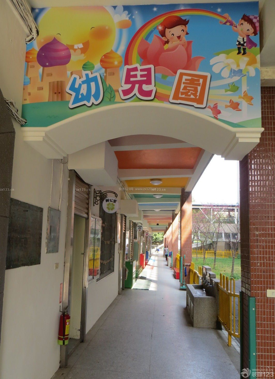 现代幼儿园走廊装修图片