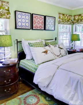浅绿色壁纸窗帘装修效果图 超小卧室装修