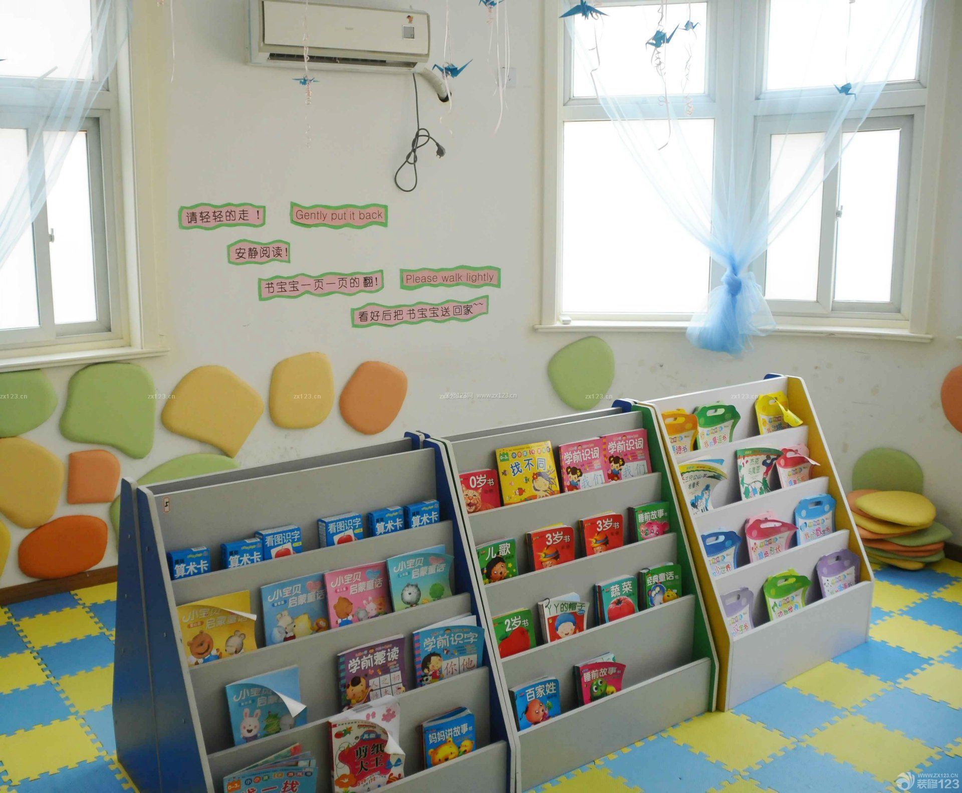 小型幼儿园简单阅读室书柜装修效果图片