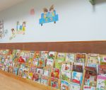 私立幼兒園簡約室內(nèi)書柜裝修效果圖