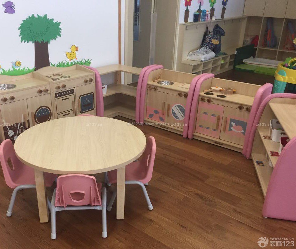 幼兒園室內(nèi)淺棕色木地板裝修效果圖片