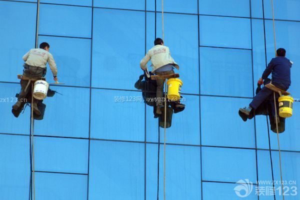 北京擦玻璃公司哪个好——北京正和兴达保洁公司