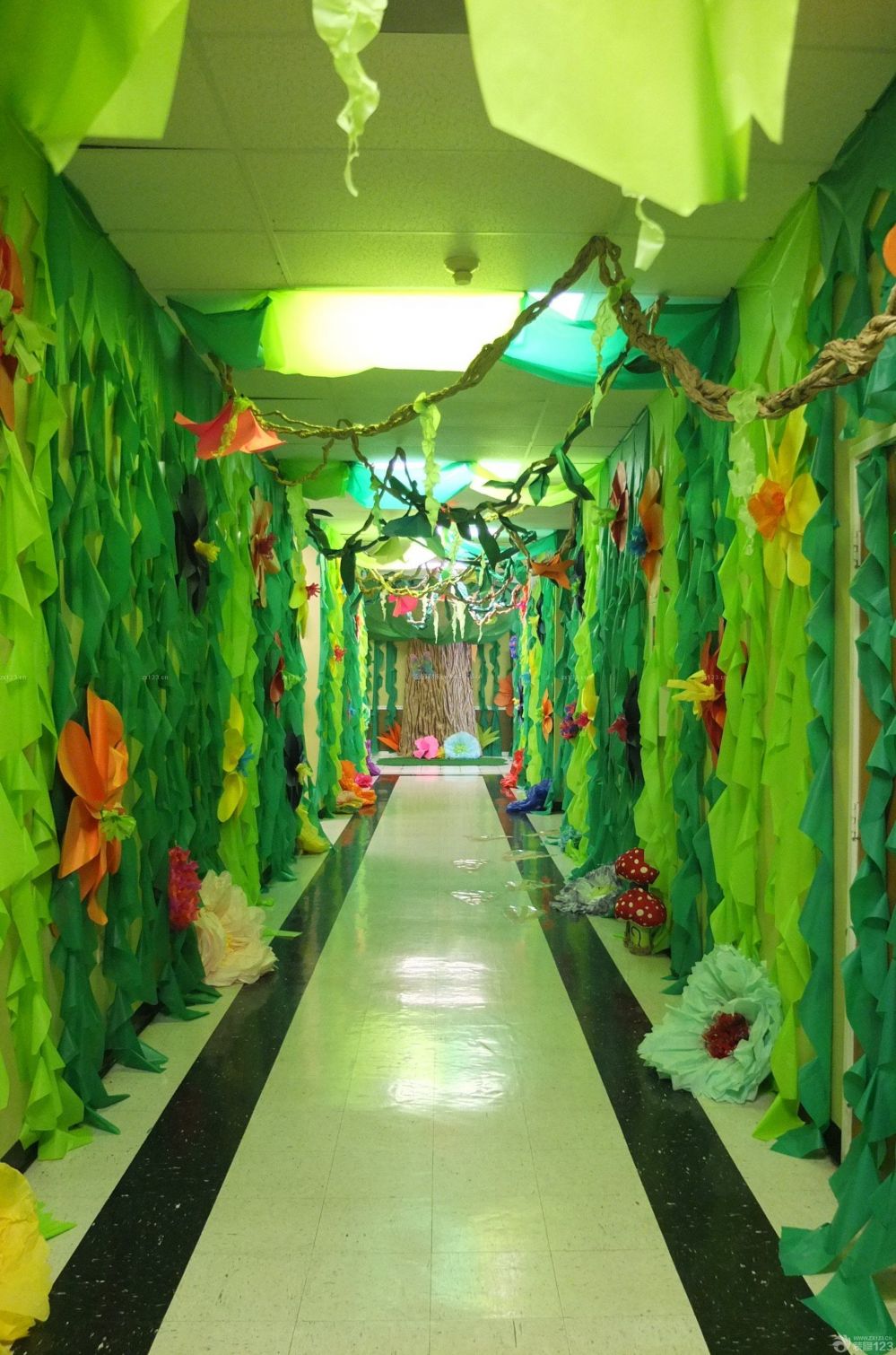 国外幼儿园走廊背景墙装饰设计效果图2023图片