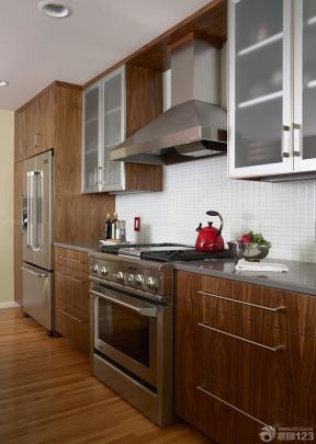 小户型整体厨房 实木橱柜装修效果图