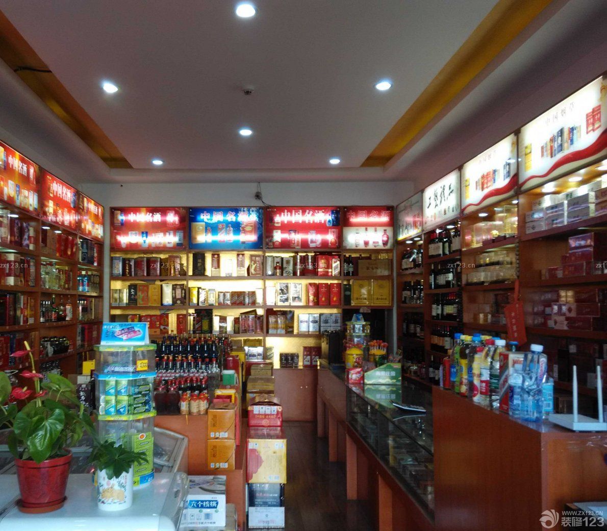 最新小超市烟酒柜装修效果图图片
