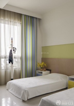 简单卧室条纹窗帘装修效果图片2023