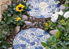 手工制作瓷砖顶的踏脚石，一个漂亮的花园路径。