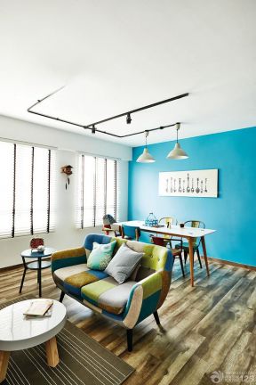 60平小户型客厅餐厅一体 蓝色墙面装修效果图片