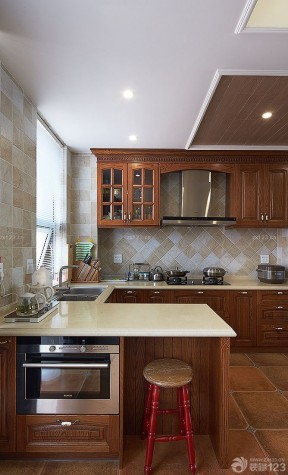 70平米小户型厨房装修效果图 实木橱柜装修效果图