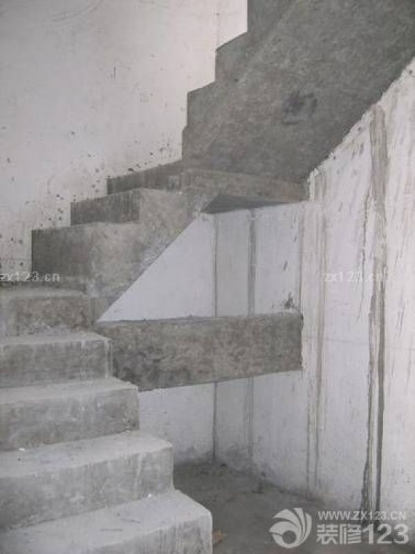 【导读】室内水泥楼梯装修混凝土施工前,会提前装好膜,然后再施工.