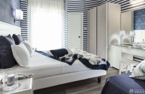 80平米小户型卧室装修效果图 条纹壁纸装修效果图片