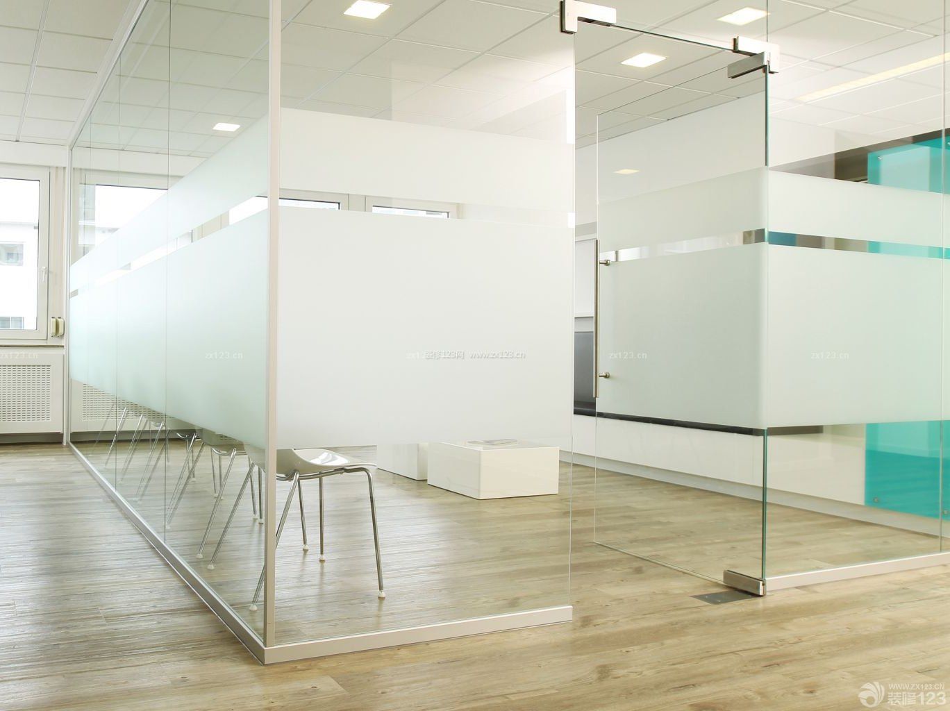 现代办公室玻璃隔断设计装修效果图片