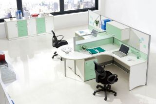 小型办公室隔断式办公桌布置图片
