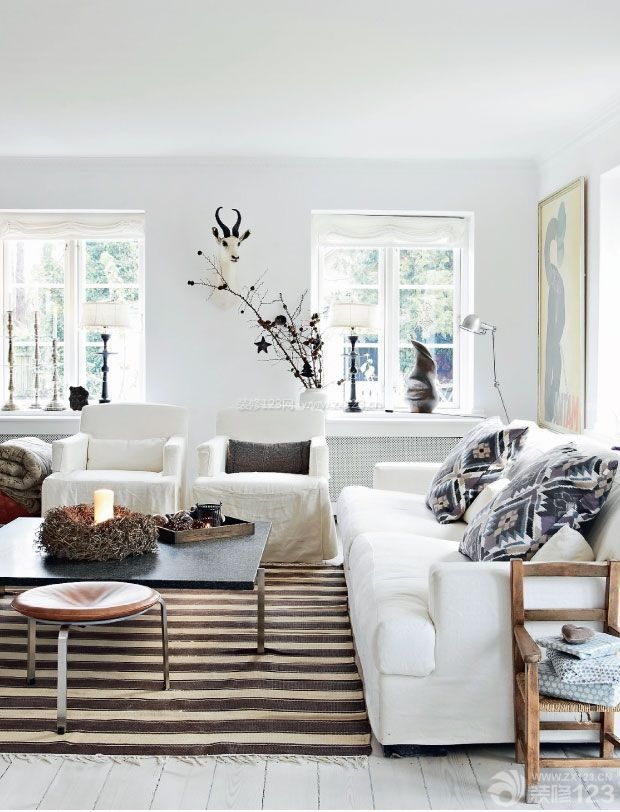 普通家庭客厅白色美式沙发装修