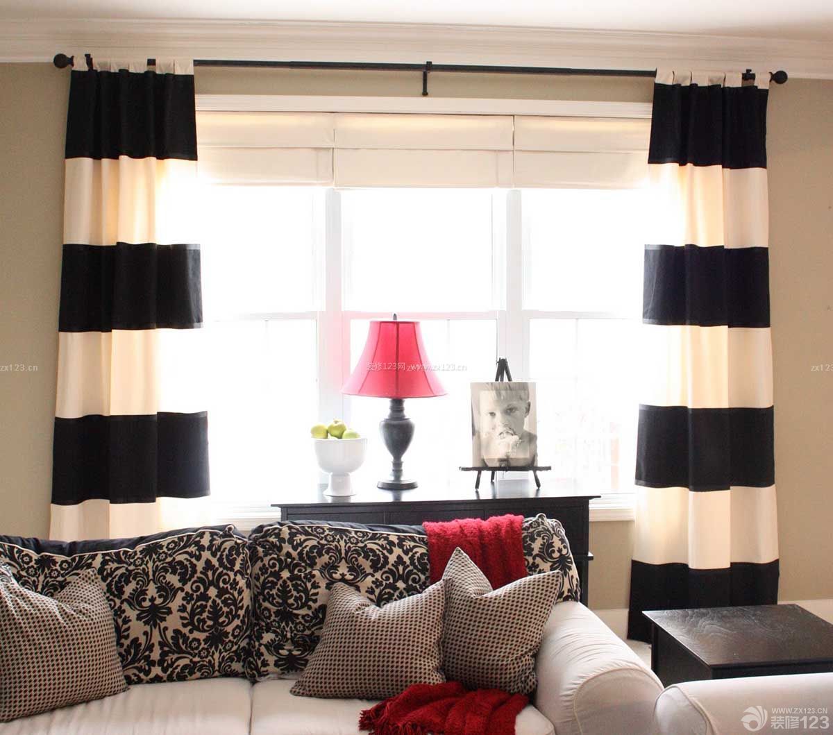 现代客厅黑白窗帘装修效果图片